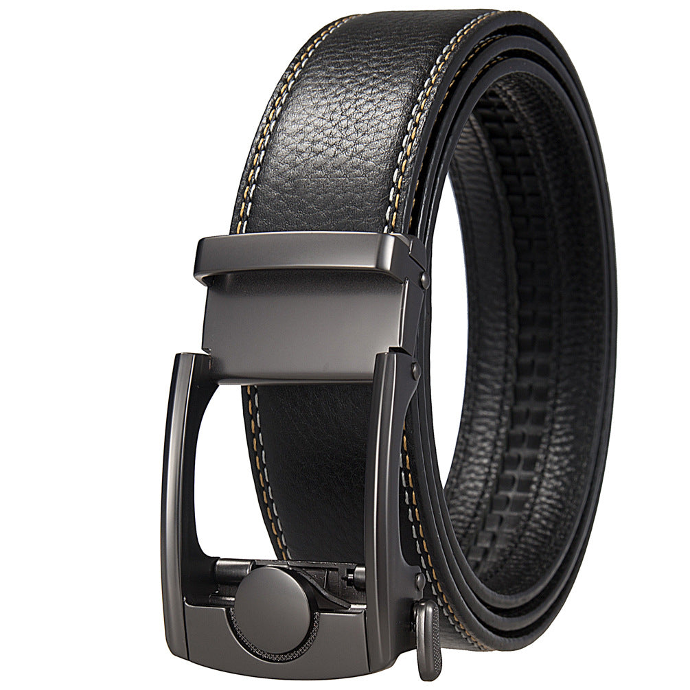 Ceinture Léo Bleu pour homme en cuir refendu noir avec boucle automatique à cliquet grise mate et surpiqûres contrastées sur les bords.