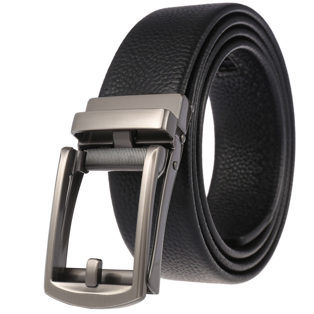 Ceinture Léo pour homme en cuir noir texturé avec boucle automatique rectangulaire en métal argenté clair.