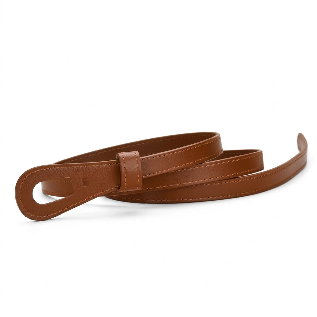 Ceinture fine pour femme Léopoldine en cuir marron lisse avec boucle ardillon gainée, présentée sur fond blanc