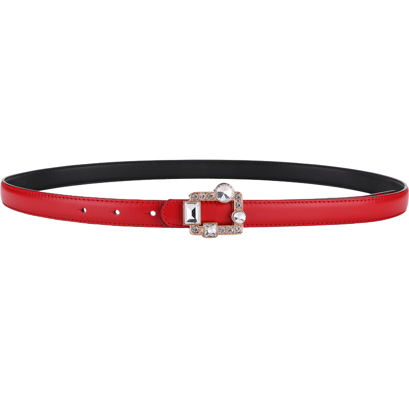 Ceinture fine rouge en cuir pleine fleur pour femme, modèle Liberté, avec une boucle carrée ornée de pierres brillantes et rectangulaires.