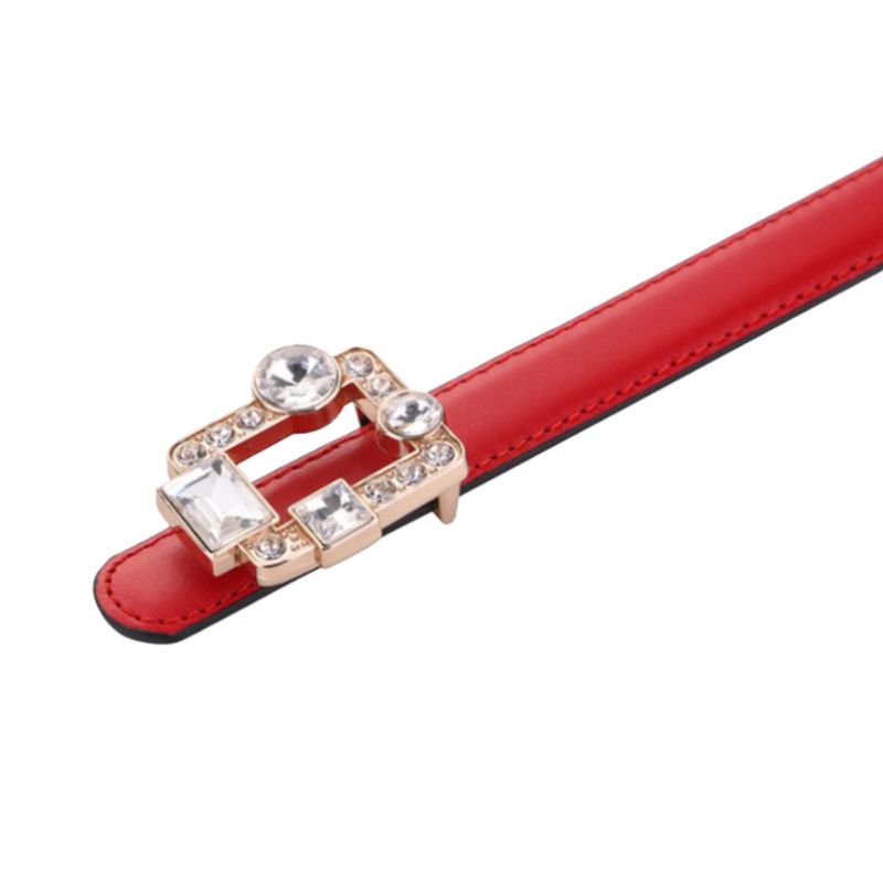 Ceinture femme Liberté rouge en cuir avec boucle rectangulaire dorée ornée de pierres.
