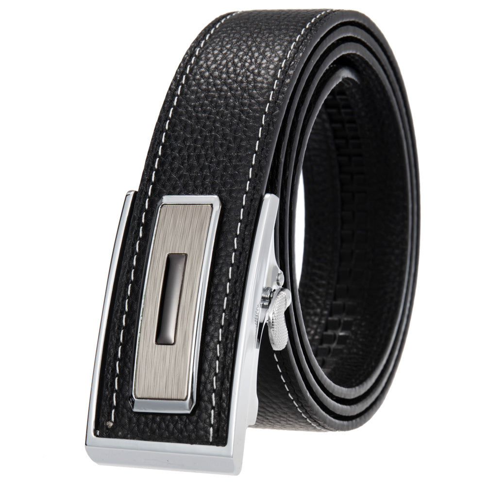 Ceinture Loïc en cuir de vachette noir avec coutures blanches apparentes et boucle rectangulaire argentée à finition brossée.