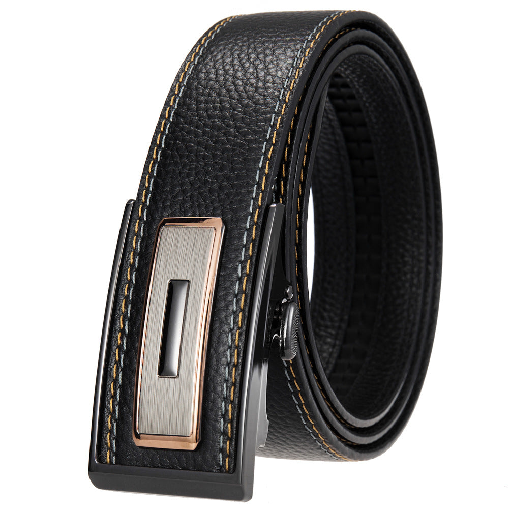 Ceinture Loïc en cuir noir pour homme avec boucle rectangulaire argentée et détails dorés, coutures contrastantes visibles. Fermeture automatique pratique. #fullwidth