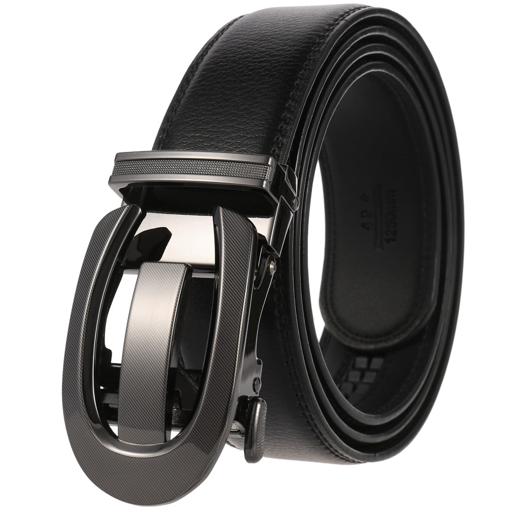 Ceinture en cuir noir pour homme, modèle Louvre20, avec boucle automatique argentée et détails texturés sur le cuir et la boucle. #fullwidth