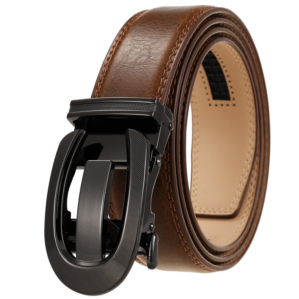 Ceinture homme Louvre60 en cuir marron clair avec boucle automatique ovale noire texturée et brillante.
