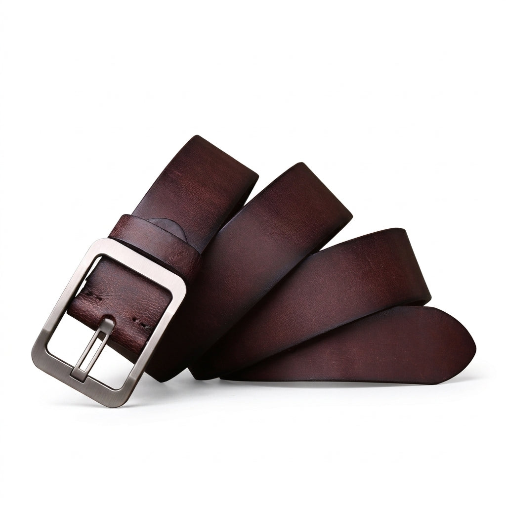 Ceinture homme Luberon en cuir pleine fleur vieilli marron avec boucle ardillon carrée en argent brossé, style vintage rustique sur fond décoratif en bois #fullwidth
