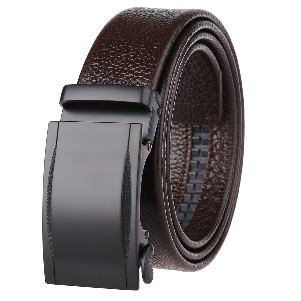 Ceinture pour homme Luc en cuir marron avec boucle automatique noire mate et texture discrète, largeur 3,5 cm.