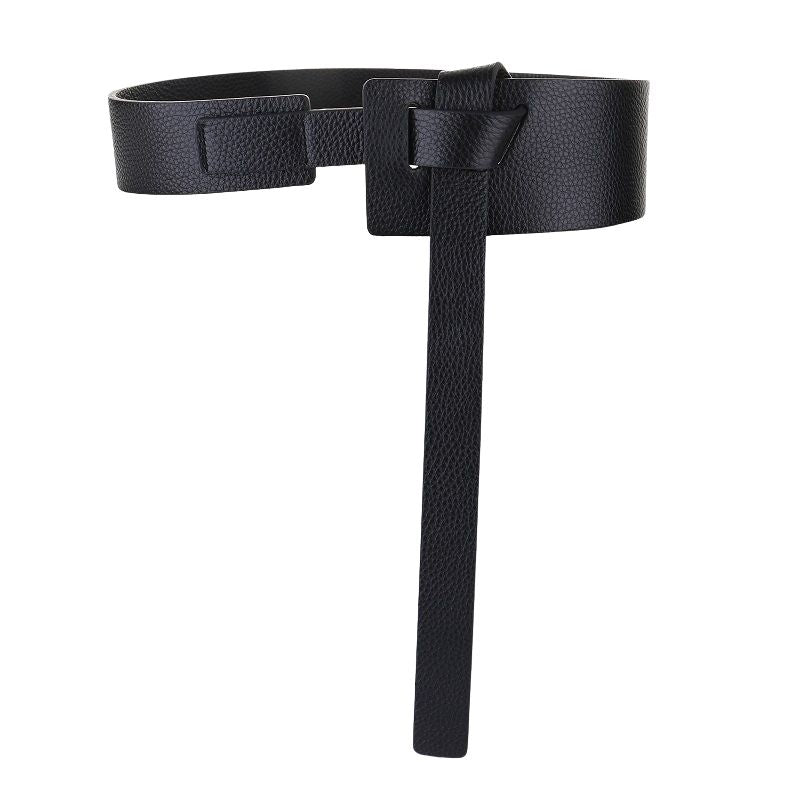 Ceinture noire Lumineusee en cuir pleine fleur avec finition grainée effet lychee et fermeture nouée.