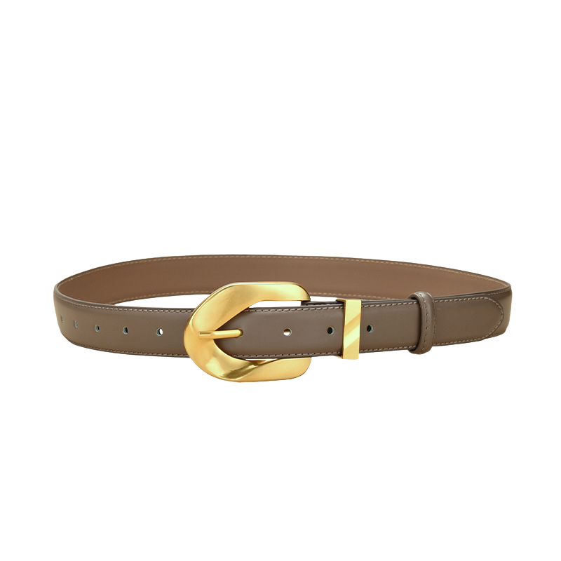 Ceinture Lydie en cuir refendu de vachette beige foncé avec une boucle ardillon en métal doré en forme de C. Largeur de 2,8 cm.