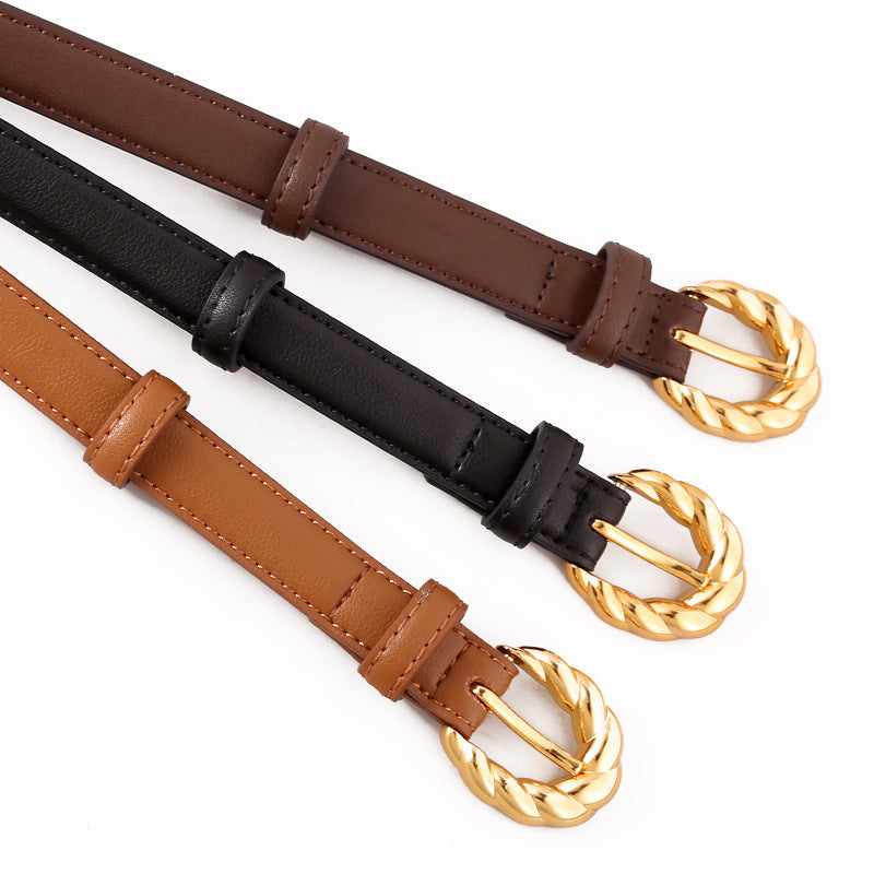 Trois ceintures fines pour femme modèle Madeline en cuir lisse, disponibles en marron, noir et camel, ornées d'une élégante boucle ardillon ronde à relief torsadé doré.