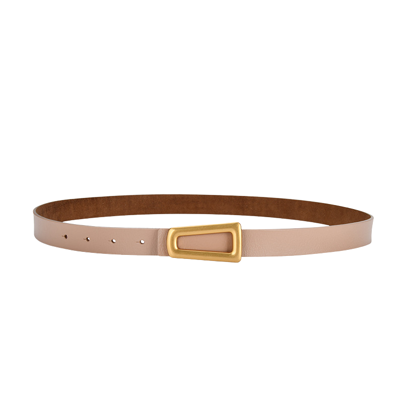 Ceinture femme Majestueuse en cuir beige avec boucle dorée rectangulaire.