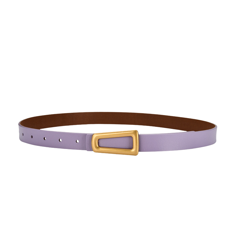 Ceinture femme Majestueuse en cuir refendu violet avec boucle crochet clou rectangulaire dorée.