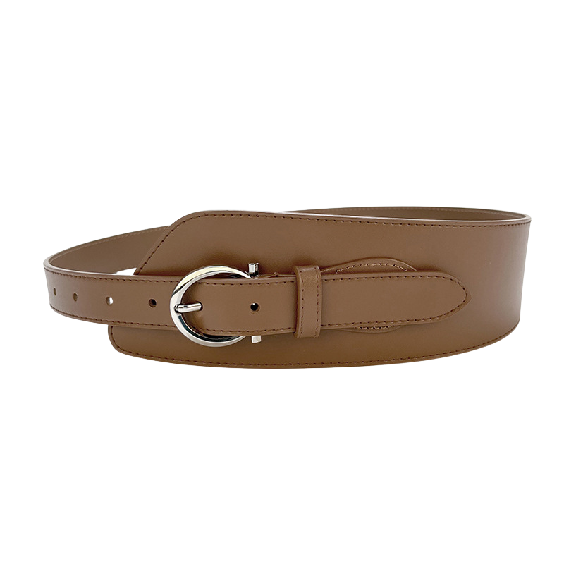 Ceinture large en cuir suédé camel modèle Marion, dotée d'une boucle ardillon argentée ronde.