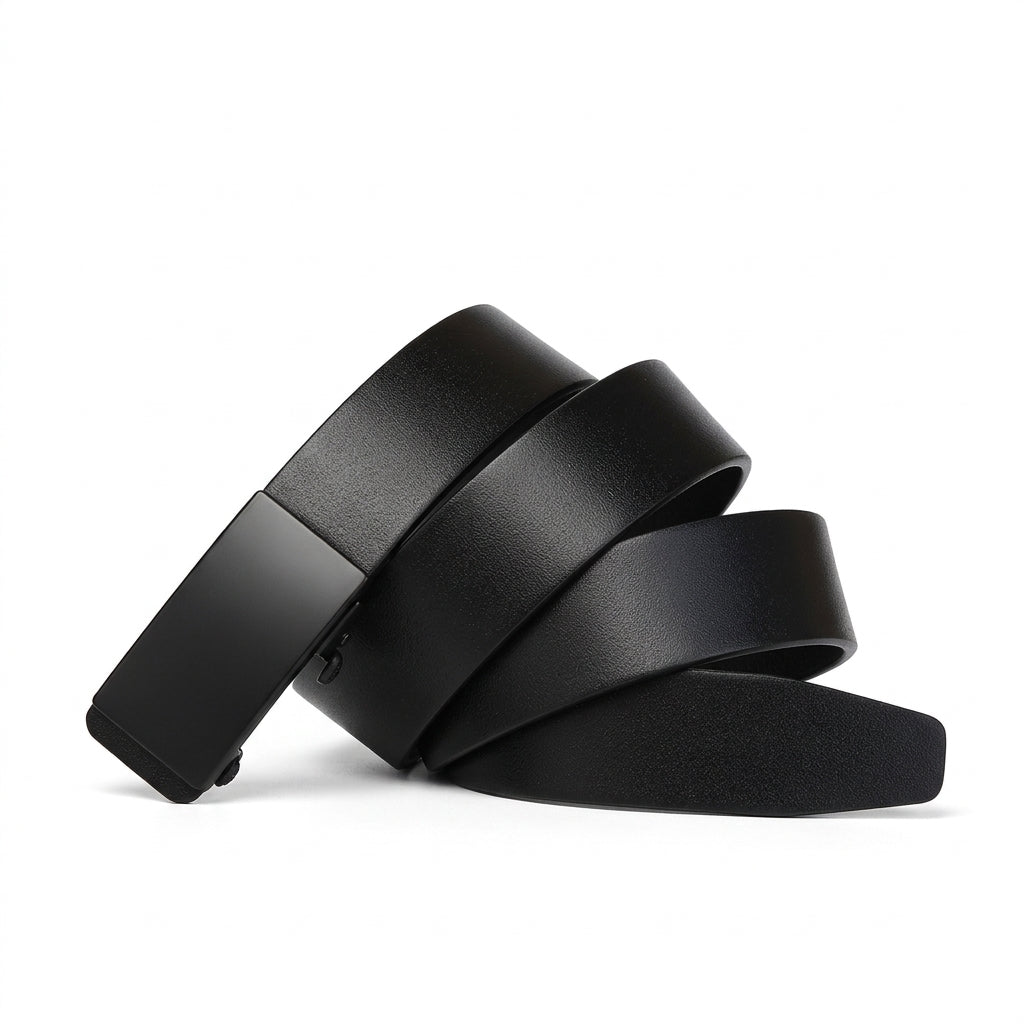 Ceinture pour homme Marivaux en cuir de vachette noir lisse avec boucle automatique rectangulaire élégante sur fond blanc