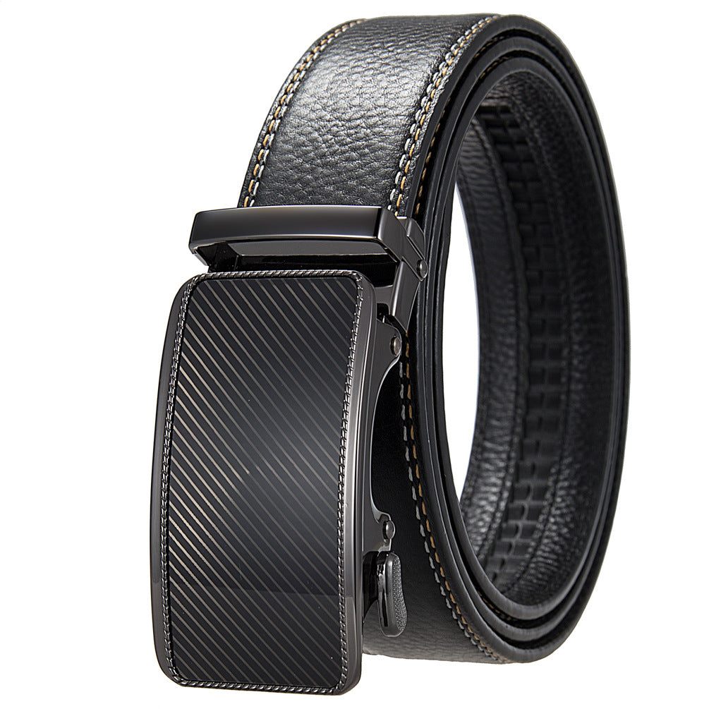 Ceinture homme Max Cuir noire avec boucle automatique rectangulaire à rayures obliques en alliage et lanière texturée. #fullwidth