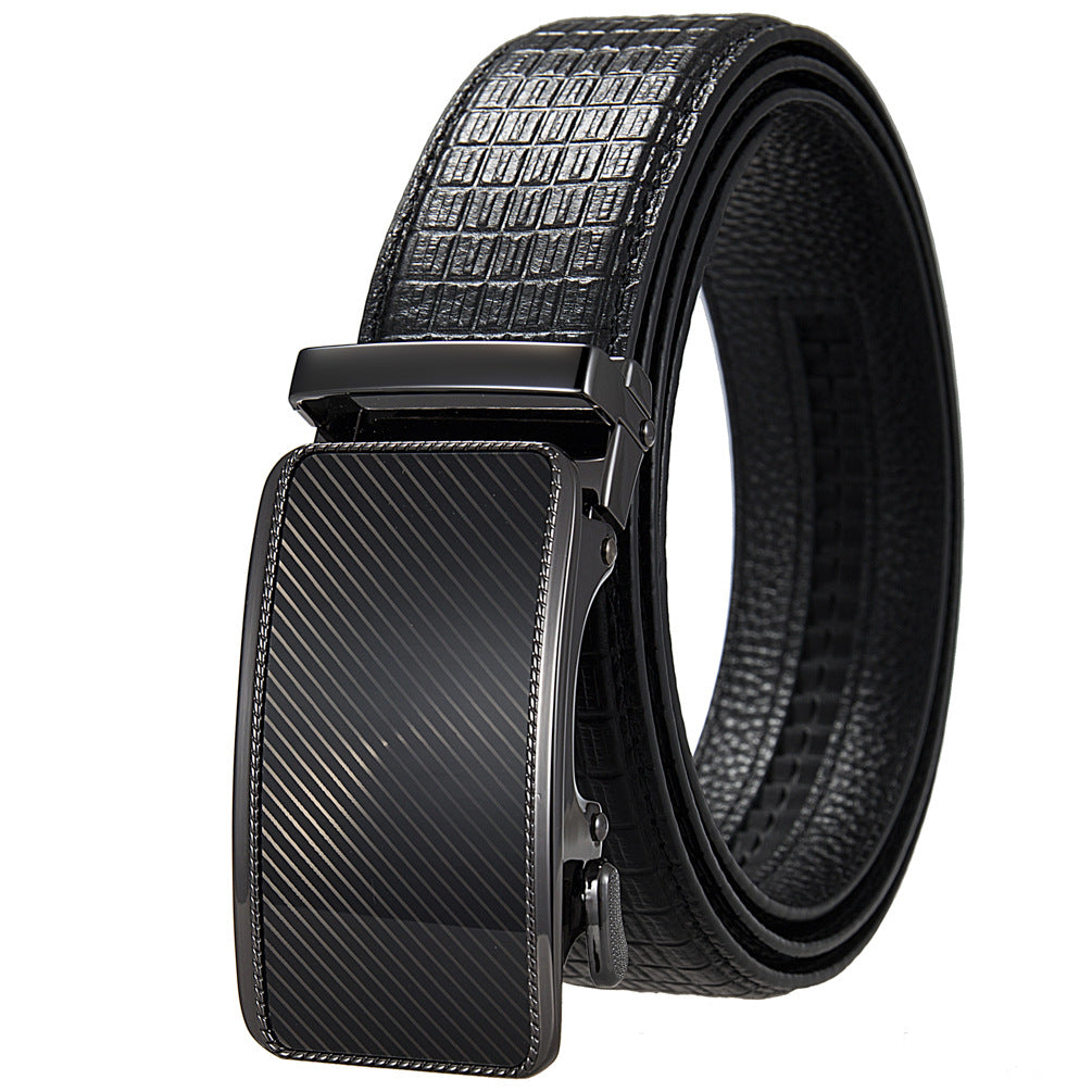 Ceinture homme Max Cuir noire avec boucle rectangulaire automatique à rayures obliques et texture crocodile sur le cuir.