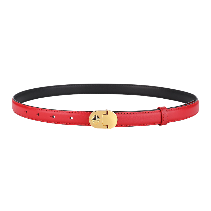Ceinture fine rouge en cuir refendu de vachette modèle Megève, avec boucle ovale dorée à motif coquillage embossé.
