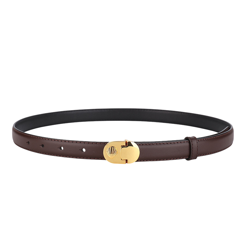 Ceinture fine en cuir refendu marron foncé pour femme, modèle Megève, avec boucle ovale dorée à motif coquillage embossé. Système à crochet clou pour un maintien fiable.