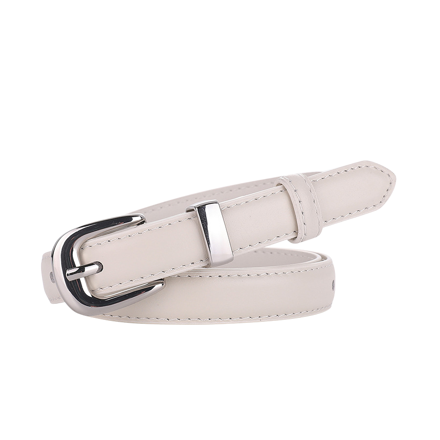Ceinture fine en cuir blanc cassé modèle Mélancolie, avec une boucle ardillon dorée arrondie et un passant argenté. Style artisanal.