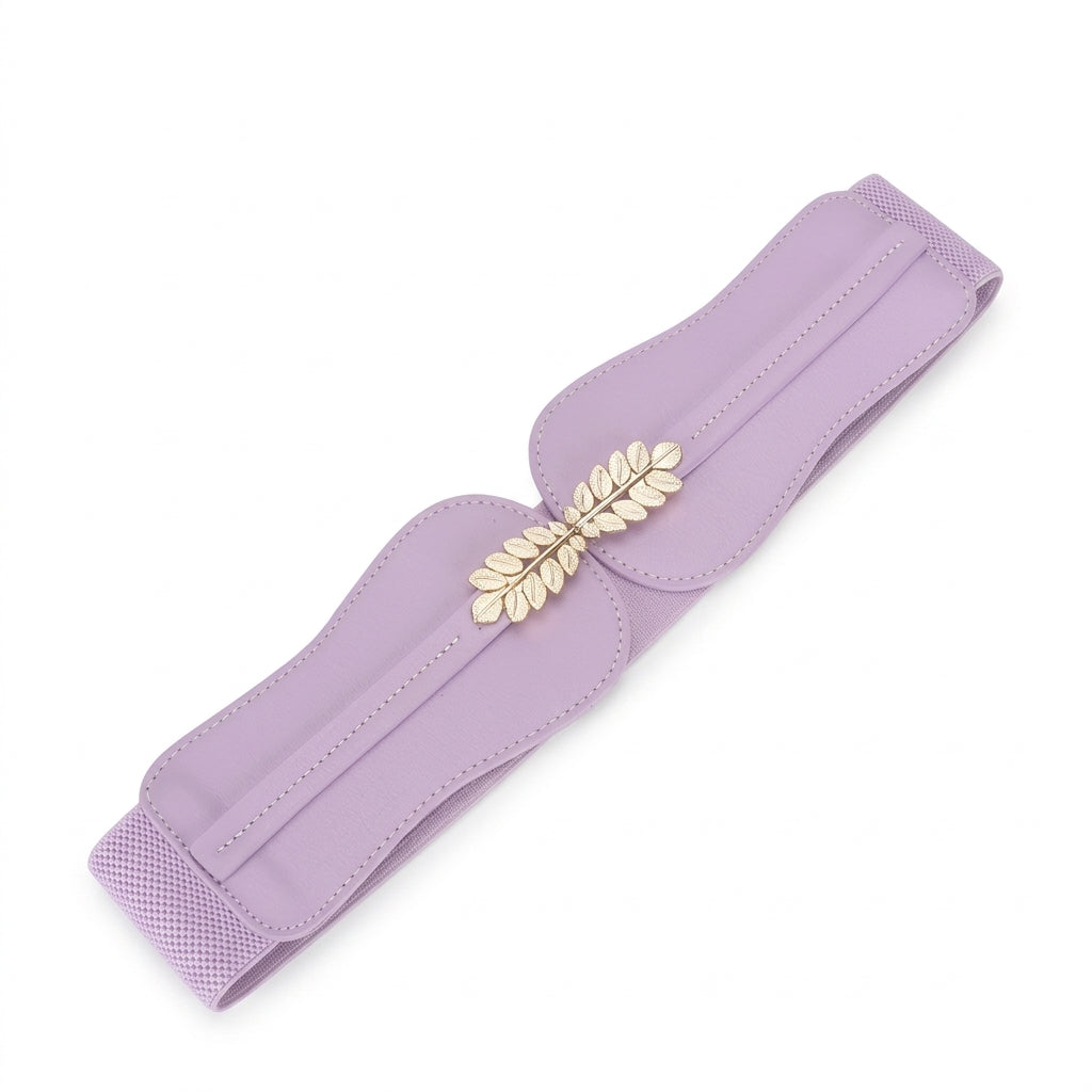 Ceinture large pour femme Mélisande en cuir lilas avec boucle décorative dorée en forme de feuilles sur fond blanc