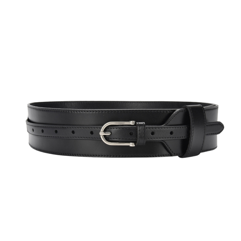 Ceinture extra large Mélissa en cuir noir avec boucle argentée arrondie. Idéale pour souligner la taille sur une robe, une tunique ou un cardigan.