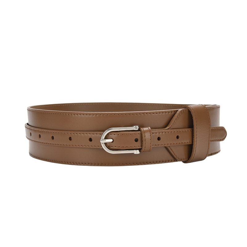 Ceinture extra large Mélissa en cuir marron avec boucle argentée, parfaite pour cintrer une robe ou un cardigan.
