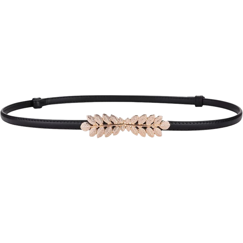 Ceinture fine noire en cuir pour femme, modèle Mélusine, avec une boucle dorée en forme de double feuille stylisée.