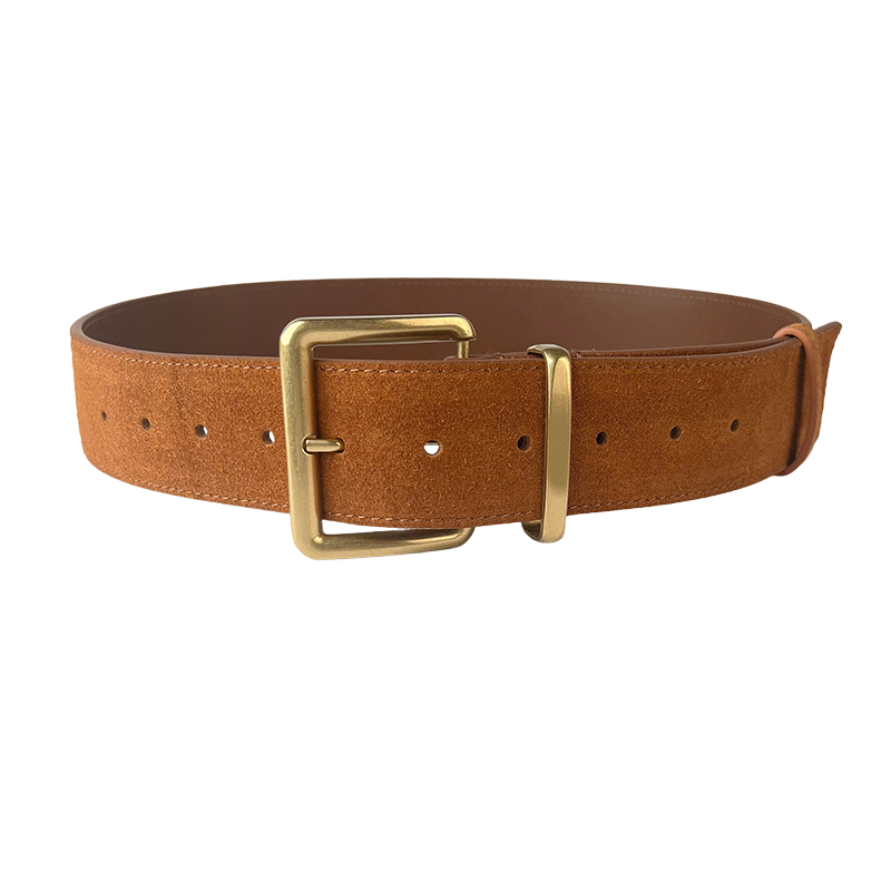 Ceinture femme Mirage en cuir de vachette refendu traité daim mat, coloris camel, avec boucle ardillon carrée dorée. Largeur 4.3 cm.