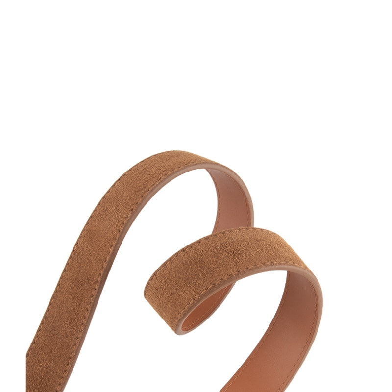 Ceinture femme Mirella en cuir de vachette refendu marron traité daim, texture lisse et douce, boucle ardillon ovale allongée argentée brossée.