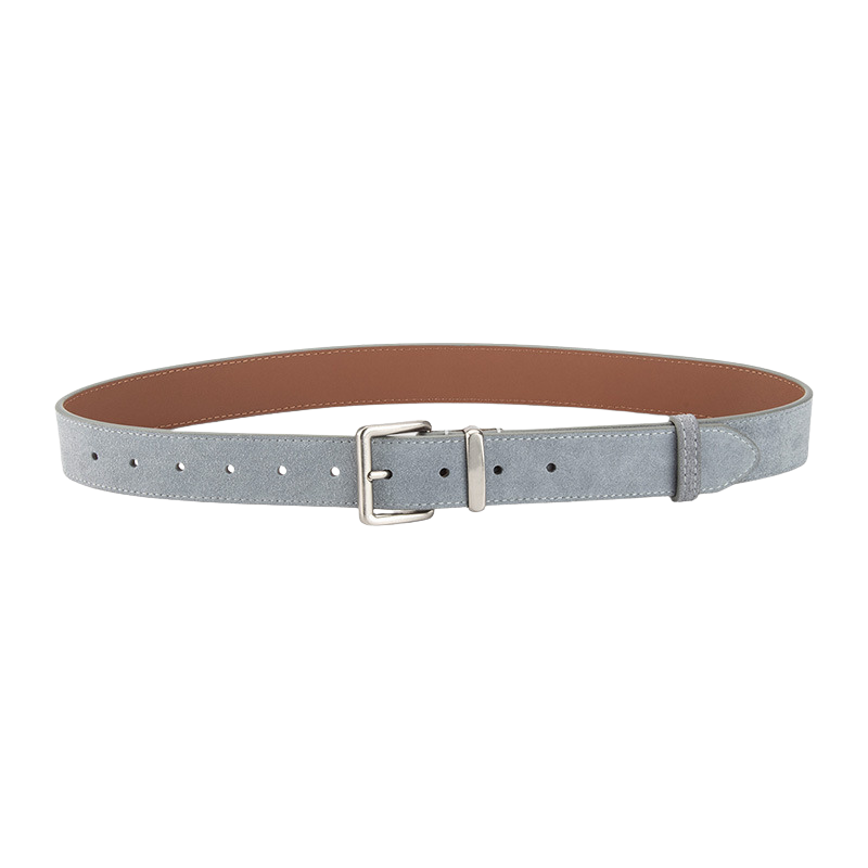Ceinture femme Mont-Blanc en cuir de vachette refendu traité en daim bleu clair, avec boucle ardillon rectangulaire argentée brossée.