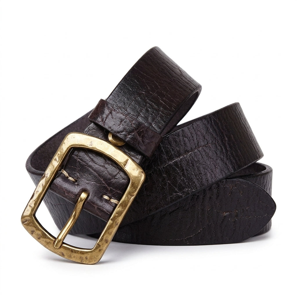 Ceinture pour homme Morvan en cuir pleine fleur de vachette noir avec effet craquelé et boucle ardillon en cuivre massif patiné sur fond marron #fullwidth