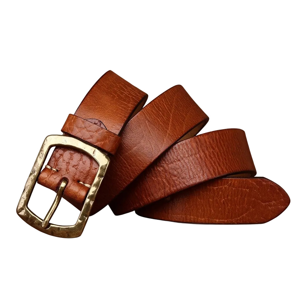 Ceinture homme Morvan en cuir pleine fleur marron avec texture craquelée artisanale et boucle ardillon en cuivre massif patiné sur fond marron texturé #fullwidth
