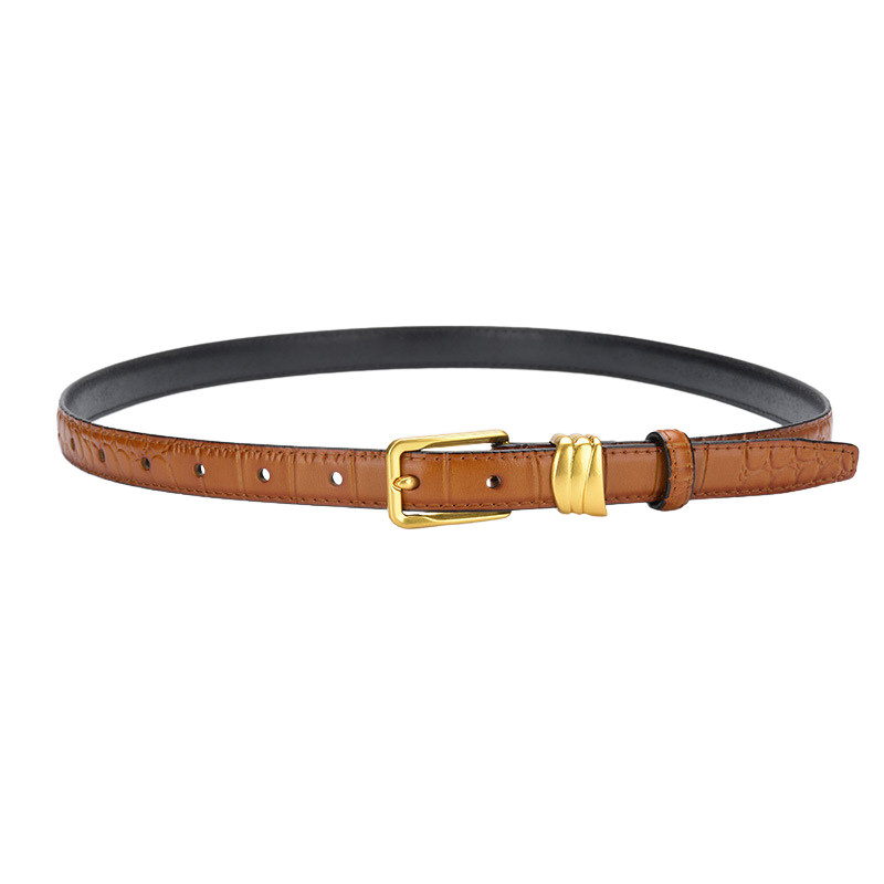 Ceinture fine marron clair effet croco, avec boucle dorée rectangulaire et passant décoratif doré, dos noir.