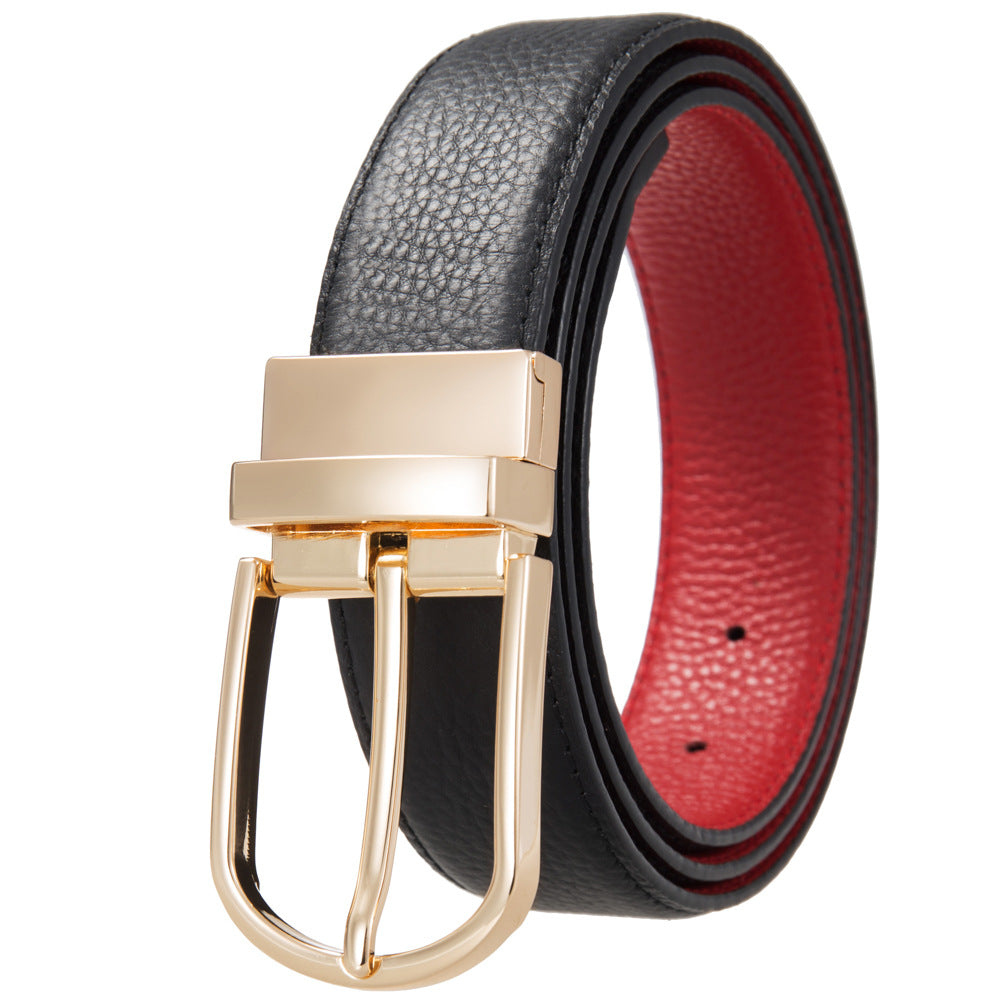 Ceinture homme réversible Nils en cuir noir texturé avec doublure rouge et boucle ardillon dorée brillante.