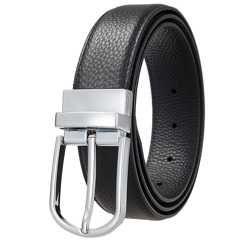 Ceinture Nils en cuir de vachette pleine fleur noire texturée avec boucle ardillon argentée arrondie. Conception réversible.