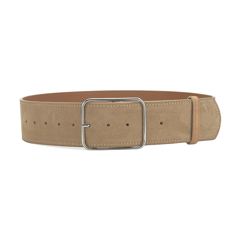 Ceinture large Ninette en daim marron clair avec boucle carrée argentée, style rétro et élégant.