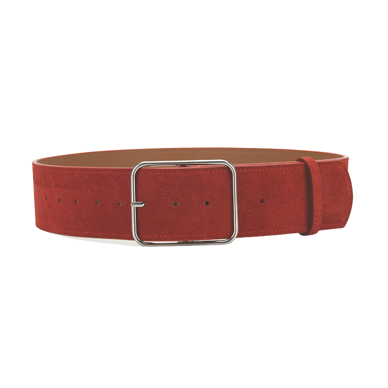 Ceinture femme Ninette rouge en daim avec une boucle carrée argentée, style rétro, idéale pour cintrer la taille sur une robe ou une tunique.