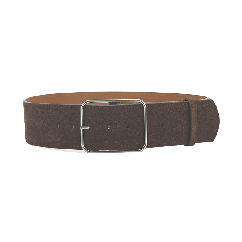 Ceinture Ninette marron en daim avec boucle argentée carrée.