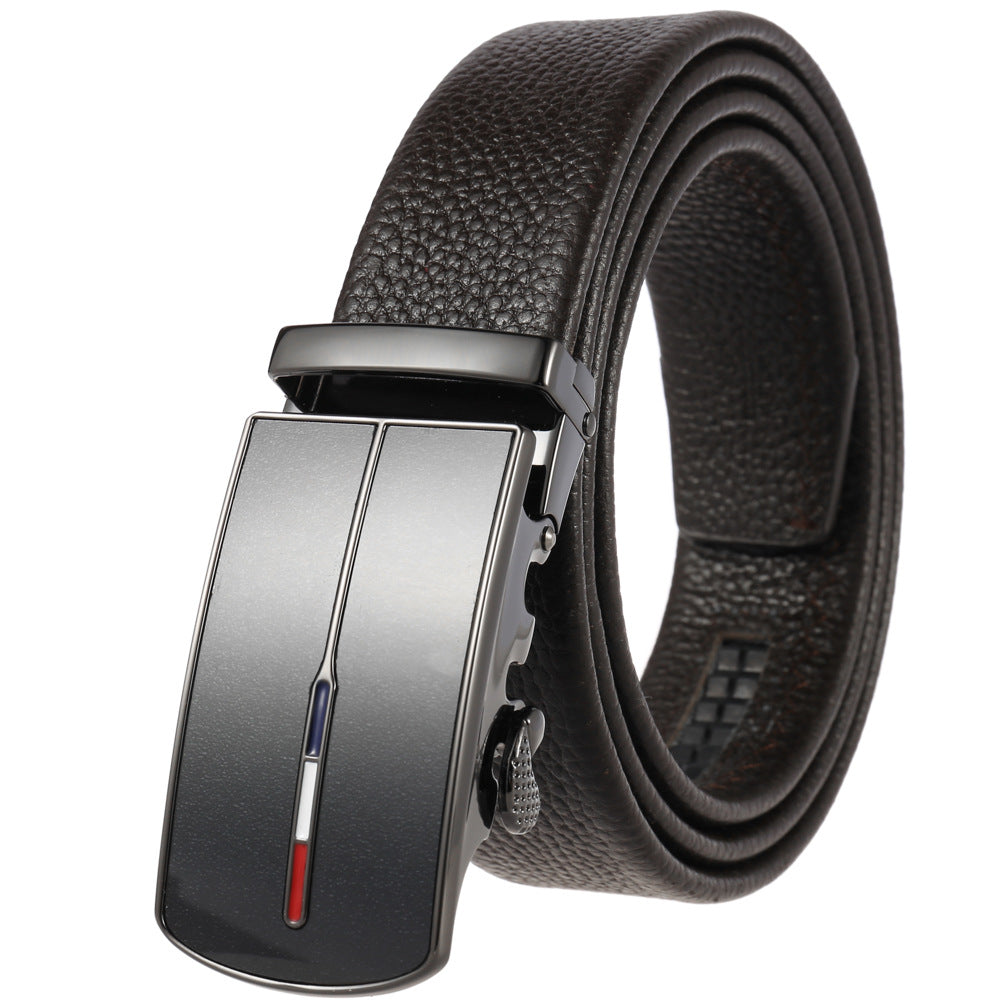 Ceinture homme Noé Art en cuir café avec boucle automatique rectangulaire argentée ornée d'un motif tricolore bleu, blanc, rouge.