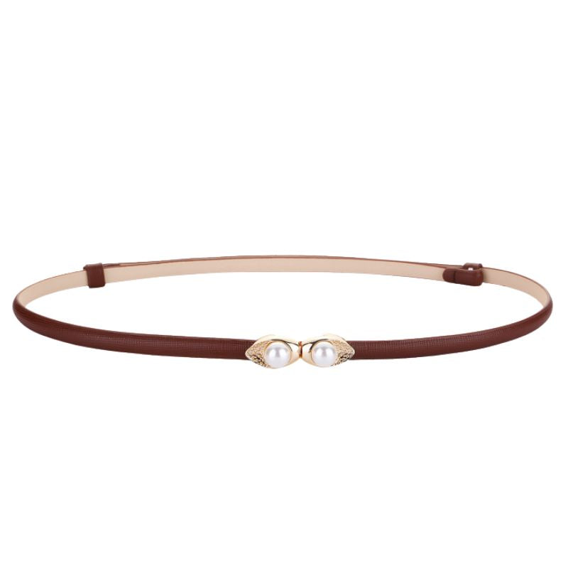 Ceinture fine femme Noémie-Rose en cuir marron grainé avec boucle dorée ornée de perles.