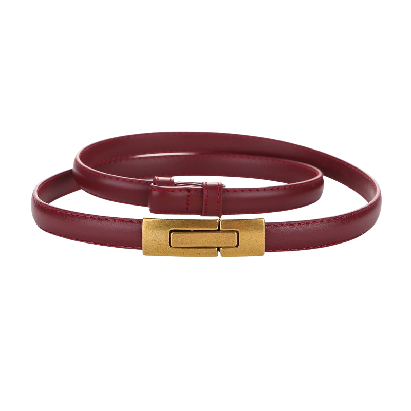 Ceinture fine Nymphe en cuir bordeaux pour femme avec boucle dorée rectangulaire.