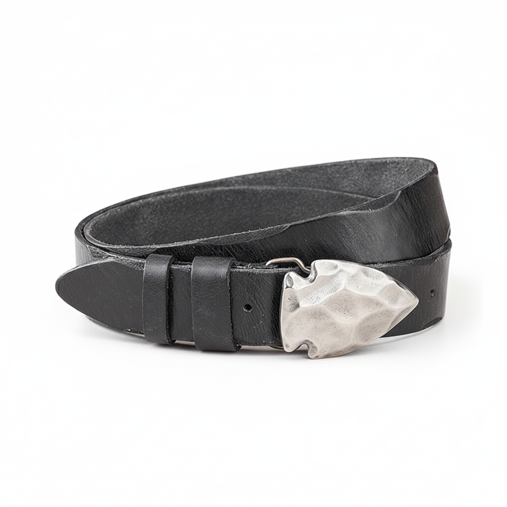 Ceinture en cuir noir Olivier Tan pour homme, avec une boucle argentée texturée en forme de pointe de flèche.