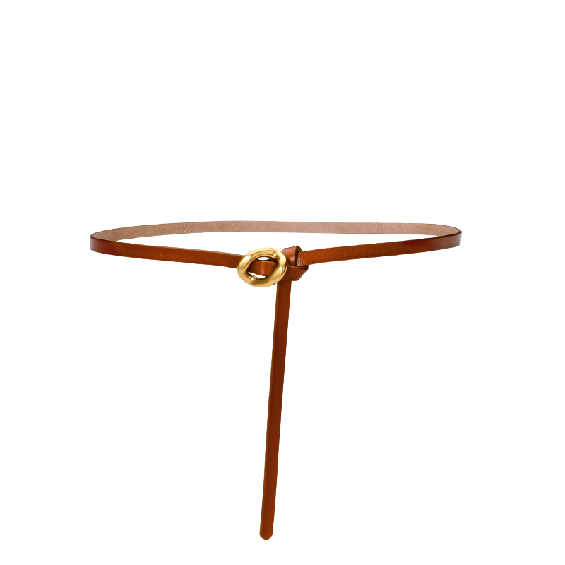 Ceinture fine en cuir de vachette refendu couleur cognac avec boucle dorée ovale, modèle Ombrelle, sur fond blanc.
