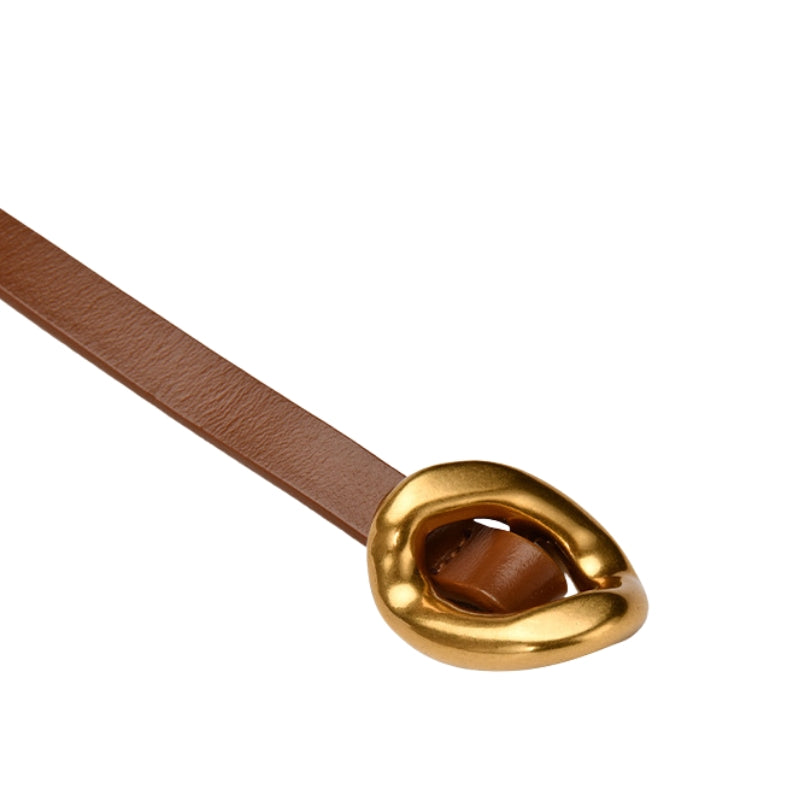 Ceinture fine en cuir marron avec une boucle dorée texturée de forme organique, modèle Ombrelle. #fullwidth