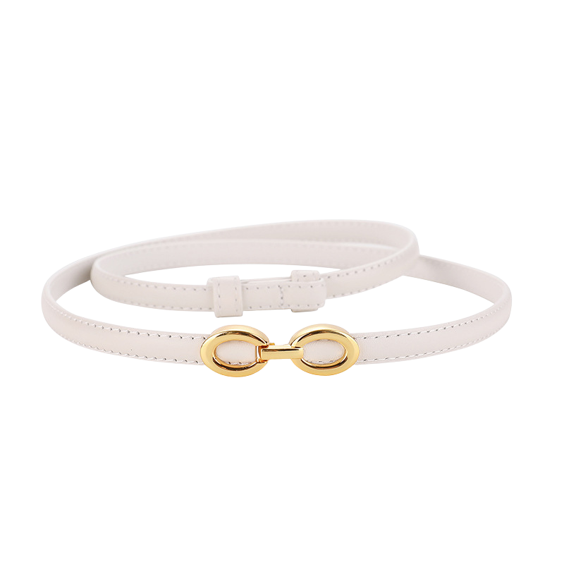 Ceinture fine blanche en cuir Onirique pour femme, avec une boucle décorative ovale dorée et un design élégant.