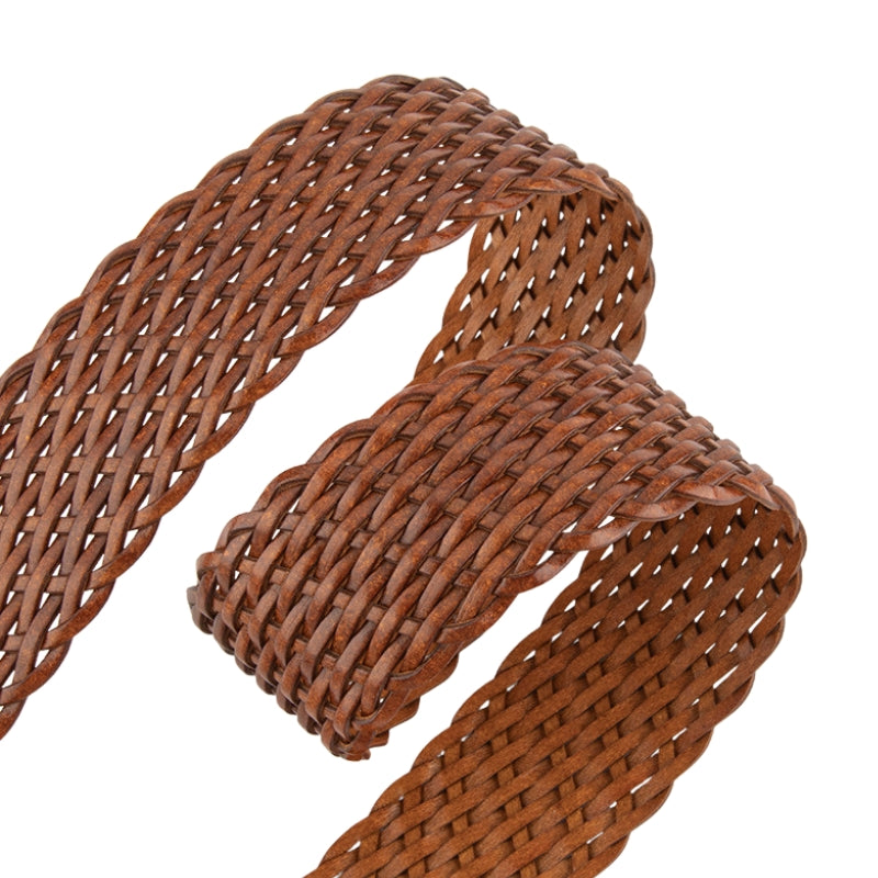 Ceinture femme Ophélia en simili cuir recyclé marron tressé artisanalement, avec une boucle ardillon rectangulaire dorée. Largeur supérieure à 4 cm, ajustable sur 105 cm.