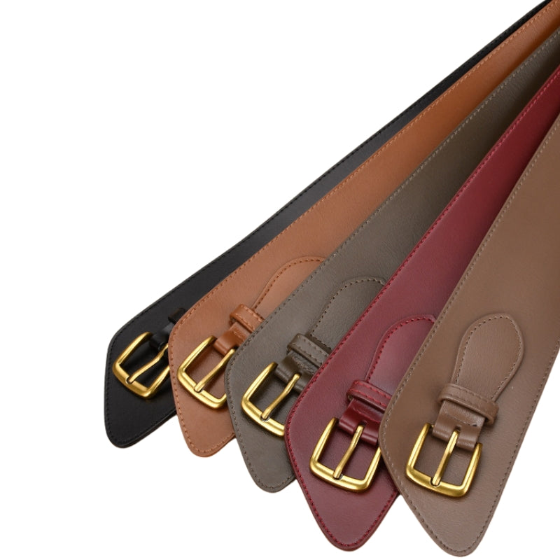 Ceinture large Opulence en cuir de vachette refendu, disponible en plusieurs coloris avec boucle carrée dorée et lanière ajustable.
