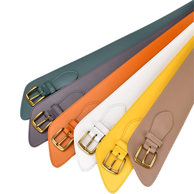 Ceinture large Opulence en cuir refendu disponible en plusieurs couleurs : vert forêt, gris anthracite, orange vif, blanc cassé, jaune soleil et beige sable. Elle présente une boucle carrée dorée et une lanière ajustable.