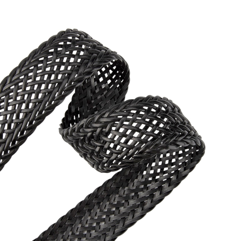Ceinture femme Oriane noire en simili cuir recyclé à texture tressée ajourée, boucle ardillon dorée. Largeur plus de 4 cm, ajustable sur 110 cm.