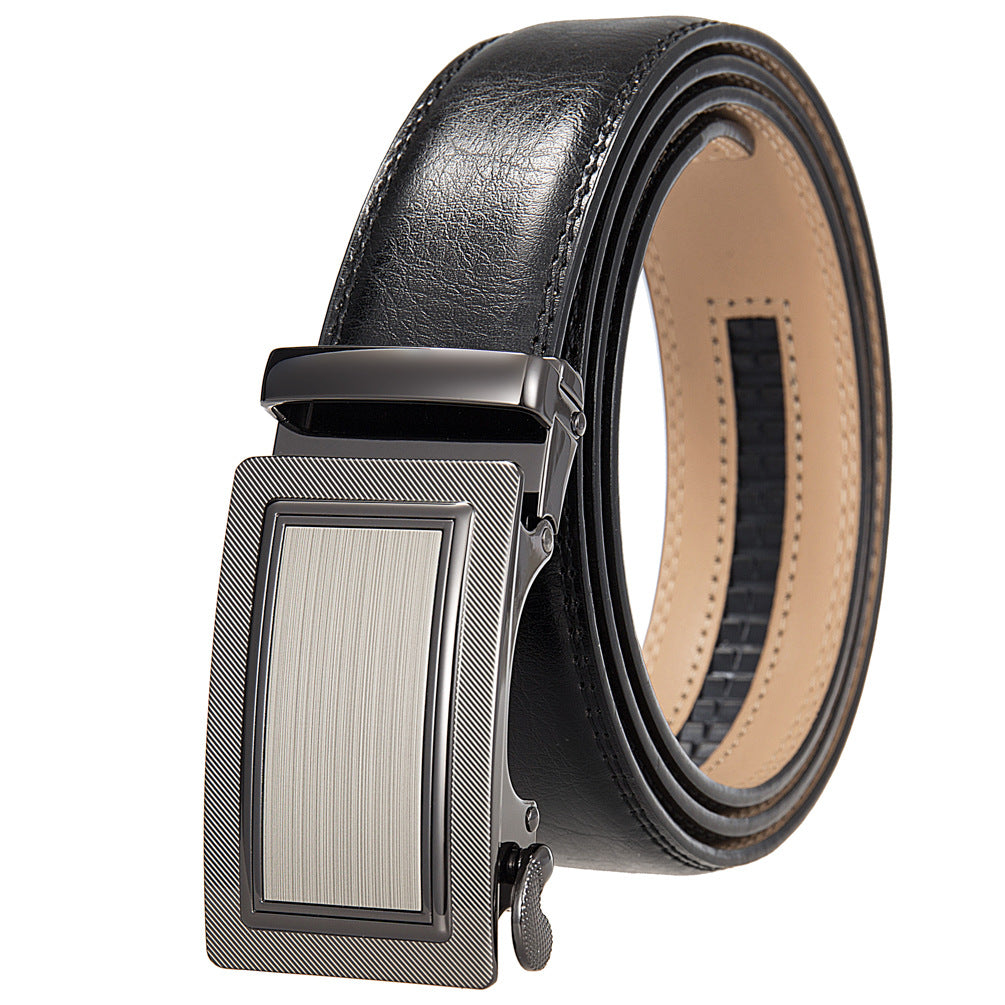 Ceinture Paname 60 pour homme en cuir noir avec boucle automatique rectangulaire argentée brossée et finition texturée sur le côté. L'intérieur de la ceinture est en cuir clair.
